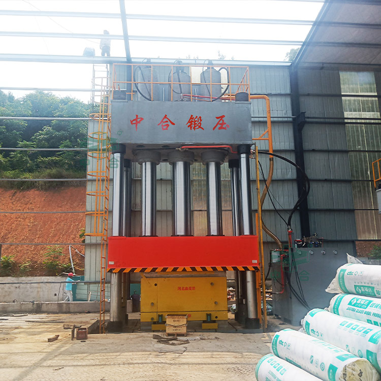2000噸復(fù)合材料成型液壓機(jī)客戶(hù)現(xiàn)場(chǎng).jpg