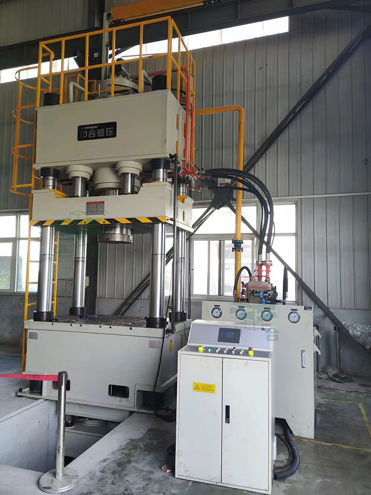 500噸封頭液壓機現(xiàn)場調試.jpg