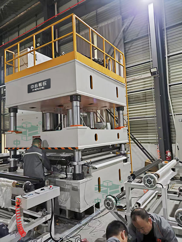 630噸復(fù)合材料成型液壓機(jī)現(xiàn)場.jpg